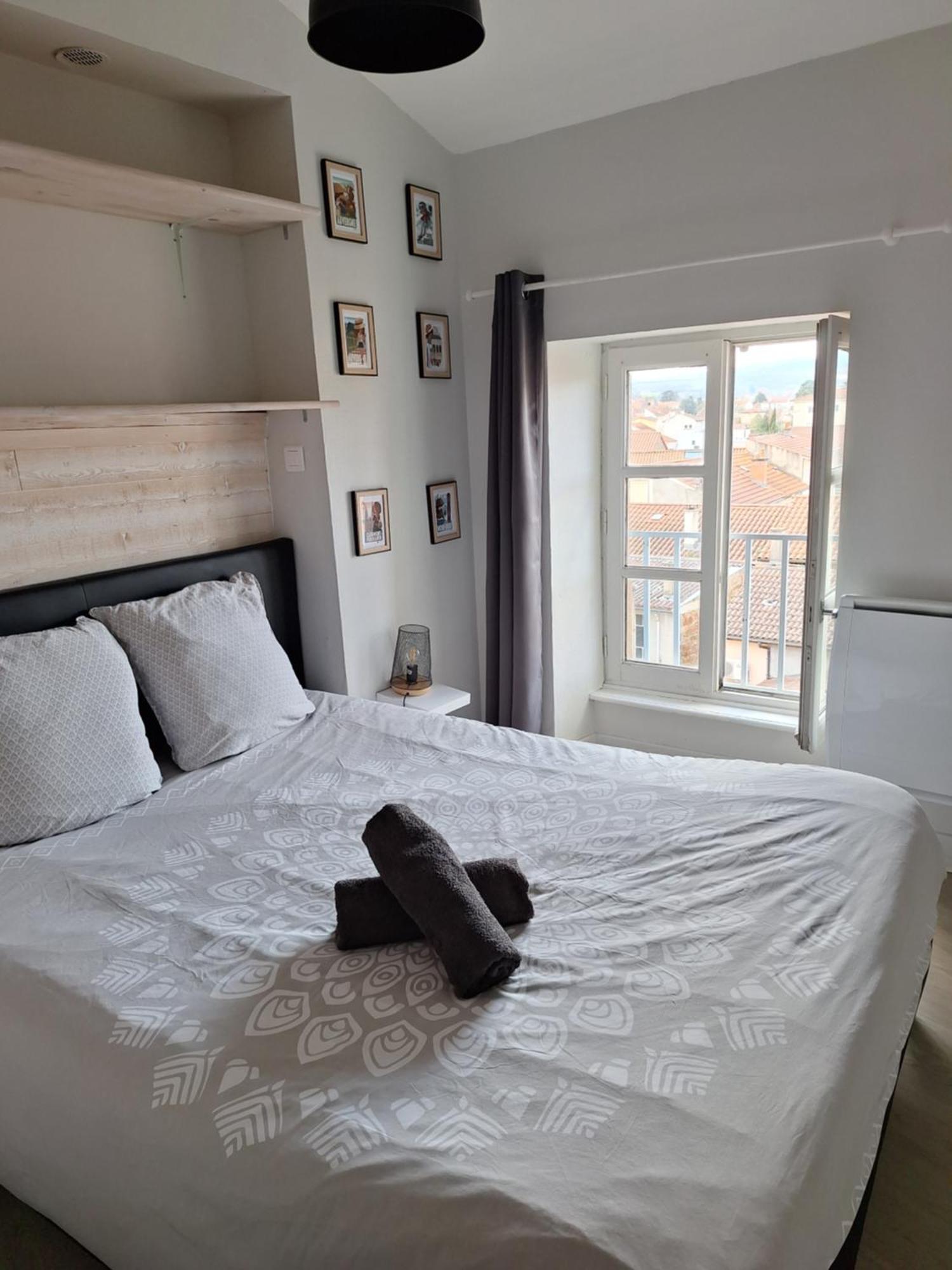 Appartement F2 Centre-Ville Issoire Avec Jolie Vue Exterior photo